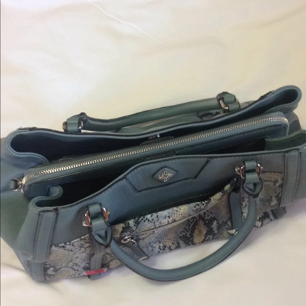 🎉Price Drop! Simply Vera Grayish-Blue Purse